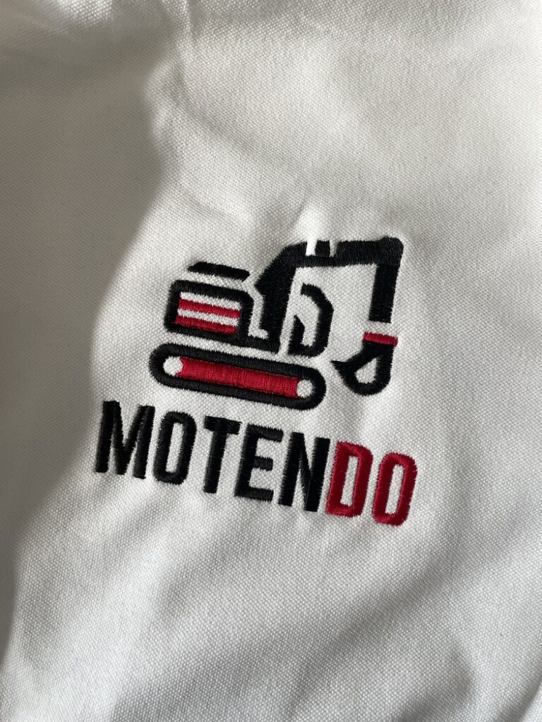 logo na koszulce haft